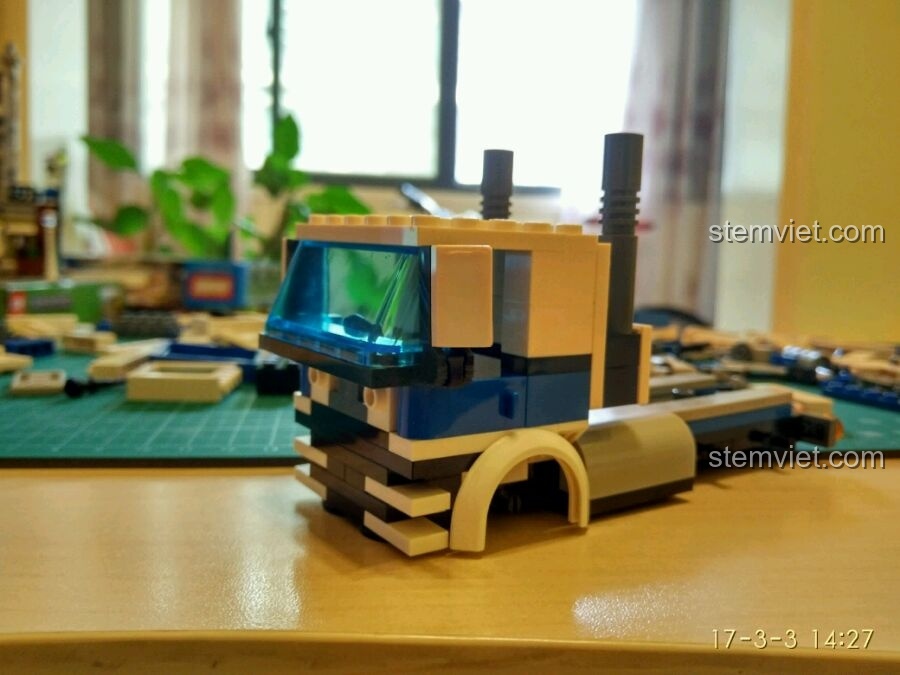 Phần đầu xe tải của bộ xếp hình GUDI 9316 Trạm Cảnh Sát Di Động đang dần hoàn thiện, thể hiện quá trình lắp ráp.