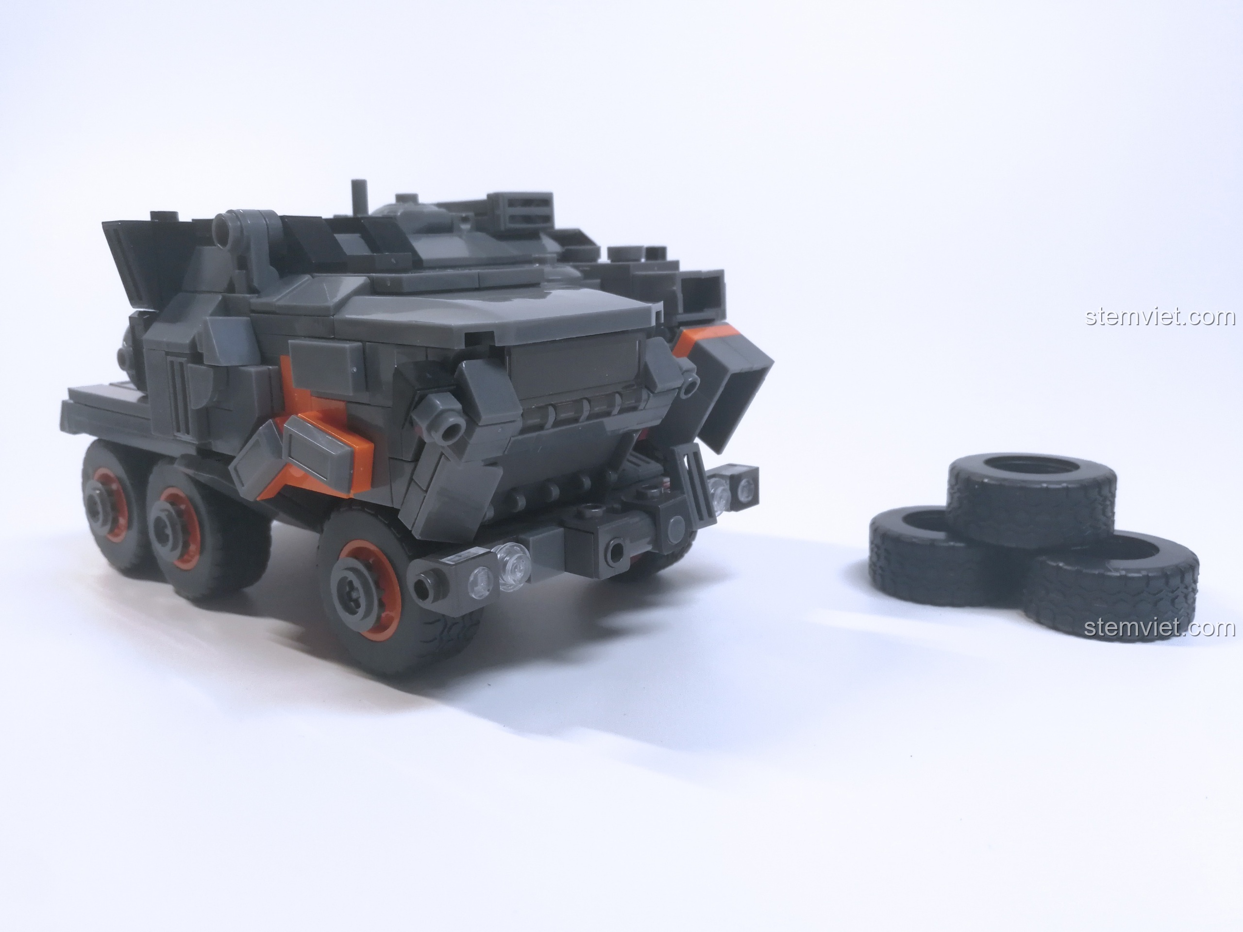 Phần đầu xe tải của bộ lắp ráp Phương Tiện Sinh Tồn Lưu Động Địa Cầu đã hoàn thiện và sẵn sàng để gắn bánh xe.