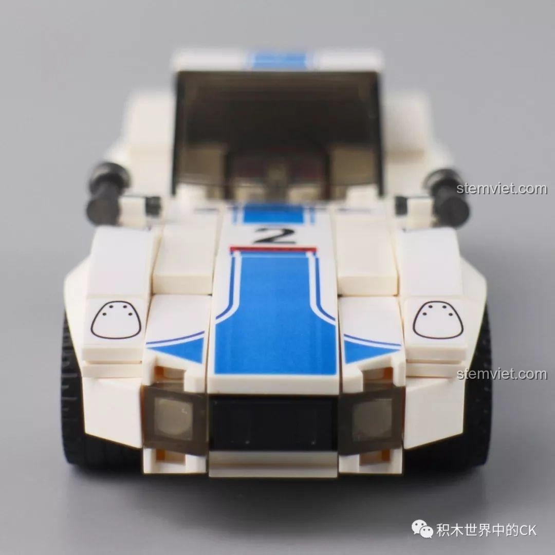 Góc nhìn chính diện của mô hình xe Toyota 2000GT SEMBO 607030, nổi bật với sọc xanh trên nắp capo.