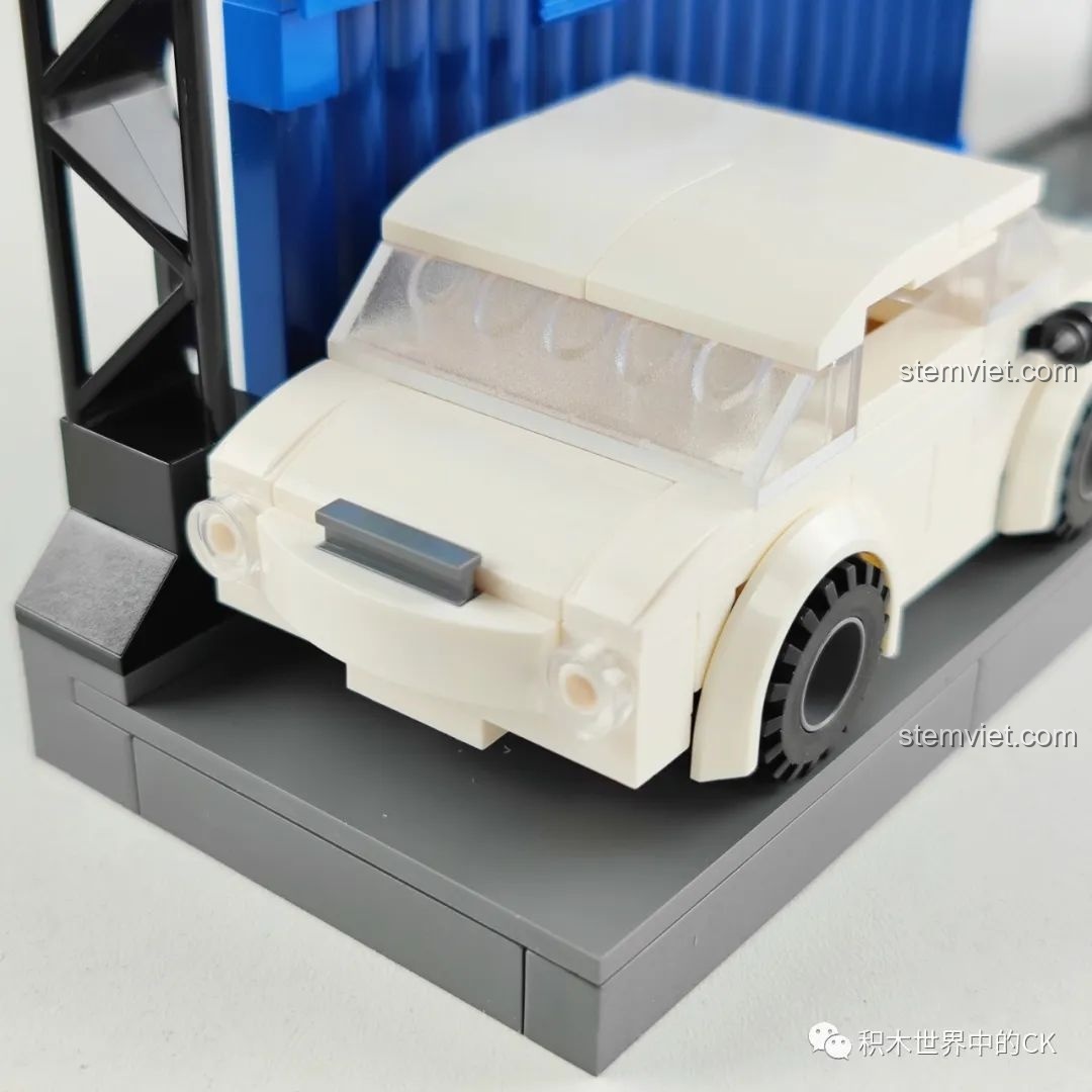 Phần đầu của chiếc xe ô tô màu trắng trong bộ K20708.