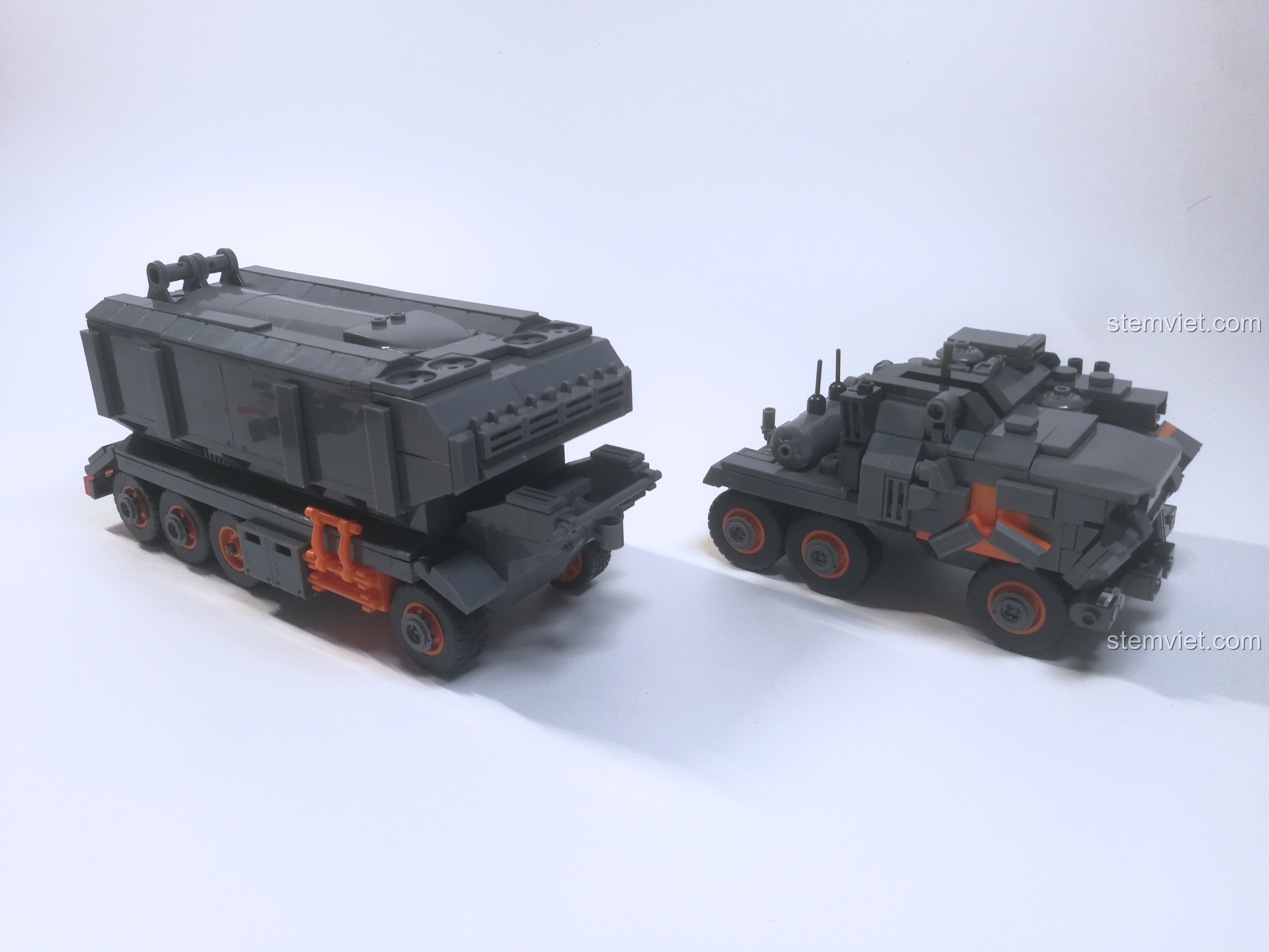 Đầu xe và thùng hàng của bộ lắp ráp Sluban M38-B0787 đã hoàn thành, sẵn sàng để được kết nối với nhau.