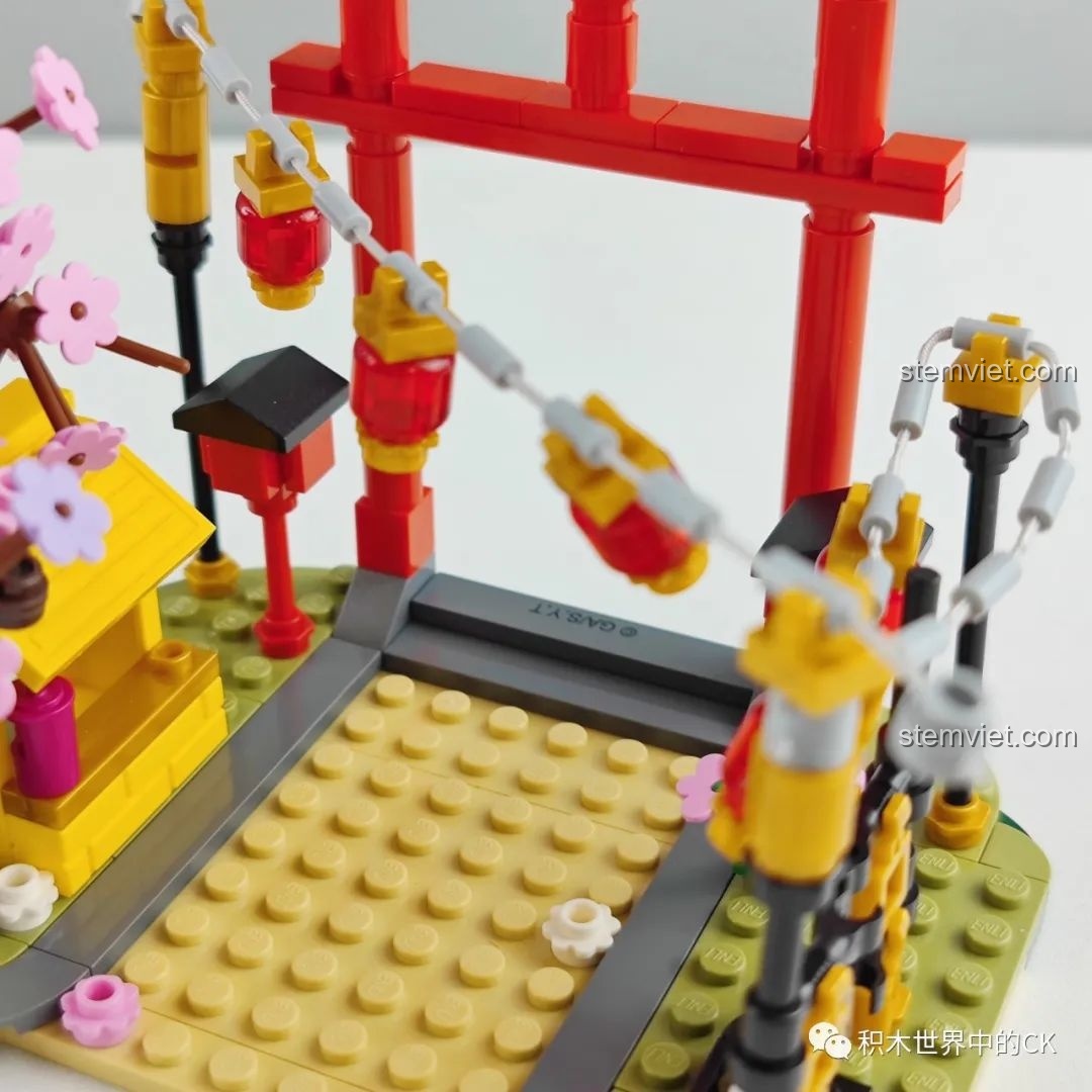 Chi tiết dây đèn lồng đỏ treo trước cổng Torii trong bộ K20707.