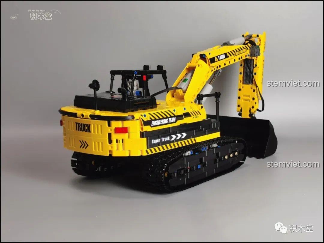 Dây điện của motor được giấu gọn gàng dưới cần cẩu của máy xúc Taigaole T4001.