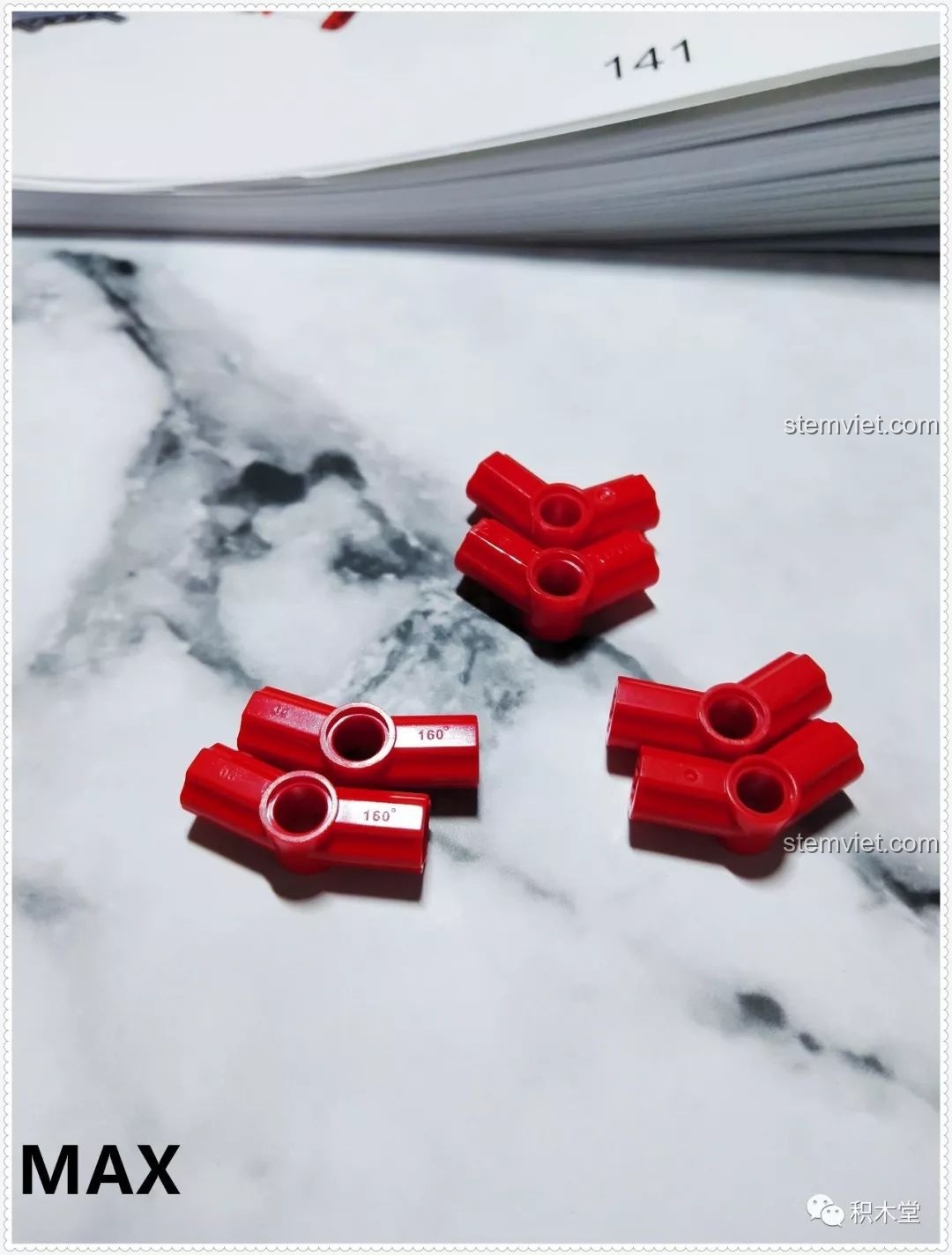 Dây điện màu đỏ và kìm được sử dụng để cắt các chi tiết nhỏ trong quá trình lắp ráp Qizhile 23010 Nissan GT-R.