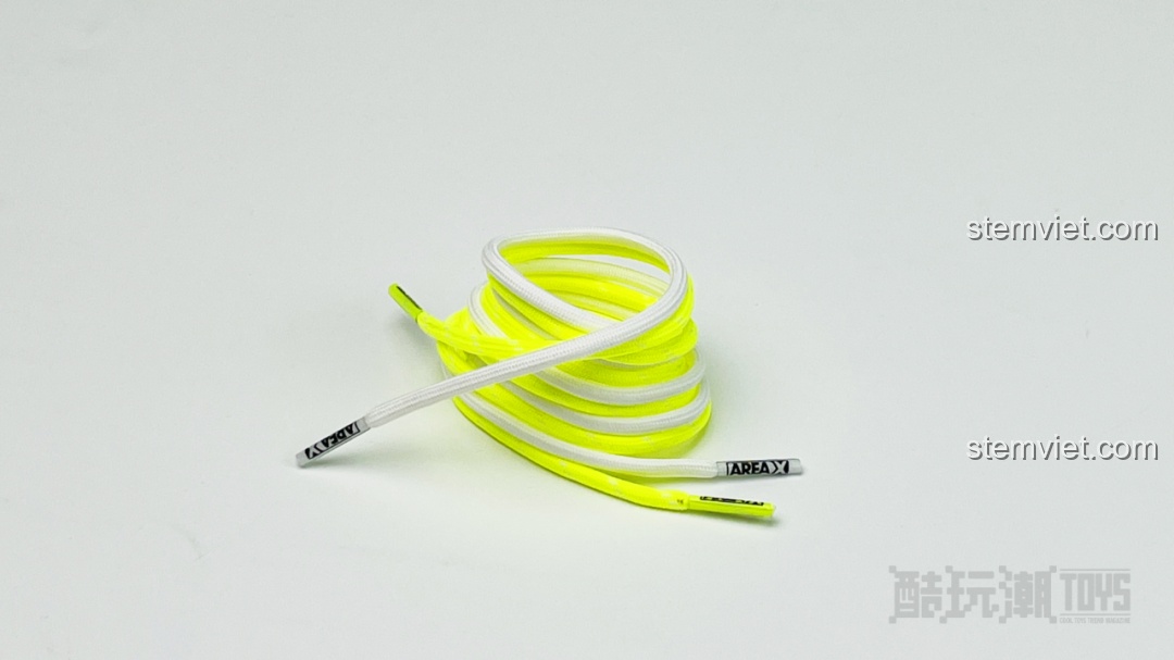Hai cặp dây giày màu trắng và xanh neon đi kèm trong bộ Mô hình Giày Sneaker AREA-X 30 để người chơi tự trang trí.
