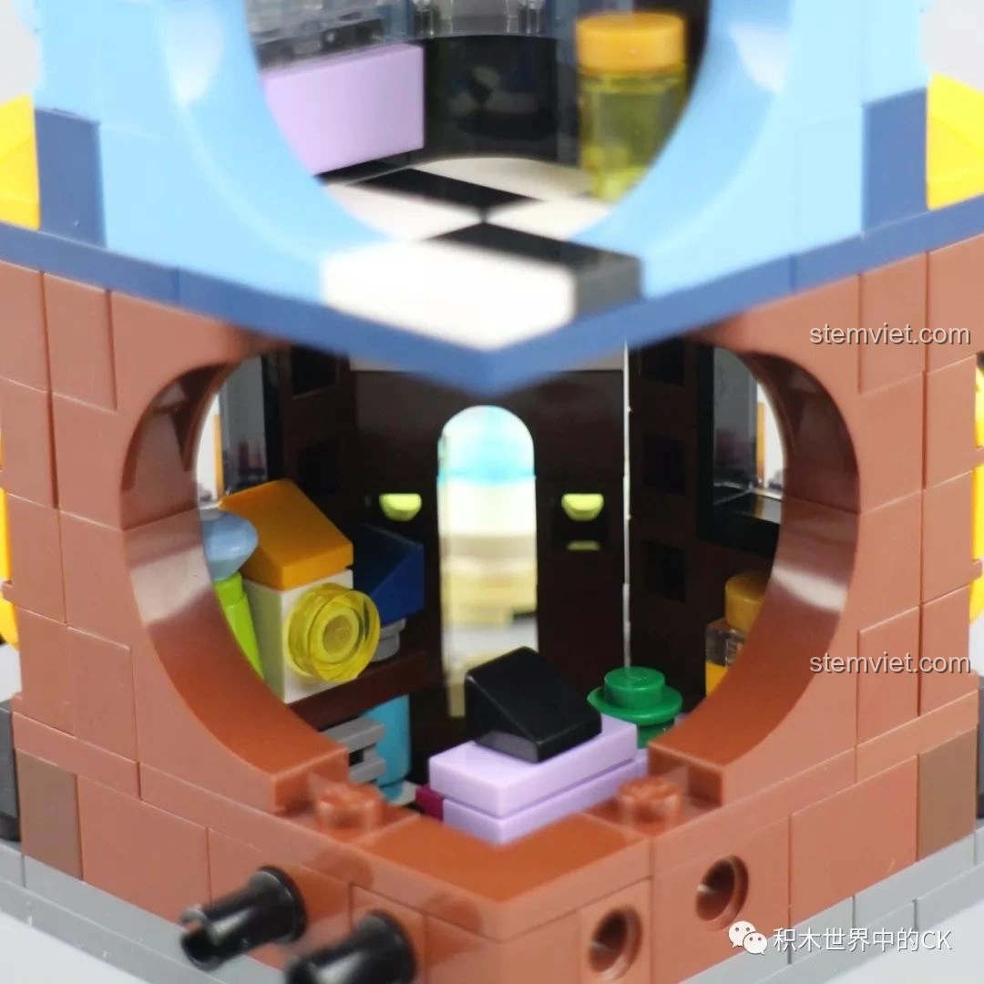 Dãy phố đồ chơi lắp ráp Keepplay City Corner C0101-C0105 nhìn từ góc cao, tổng thể ấn tượng và hài hòa.