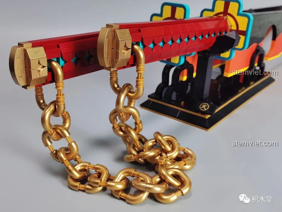 Cận cảnh dây xích vàng nối hai chuôi đao của bộ lắp ghép Thanh gươm của Âm Trụ DK.