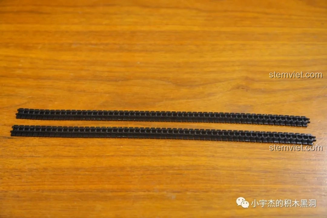 Dây xích chất lượng cao của bộ lắp ráp Xe Tăng 215 Sluban M38-B0982, bền bỉ và không dễ đứt.