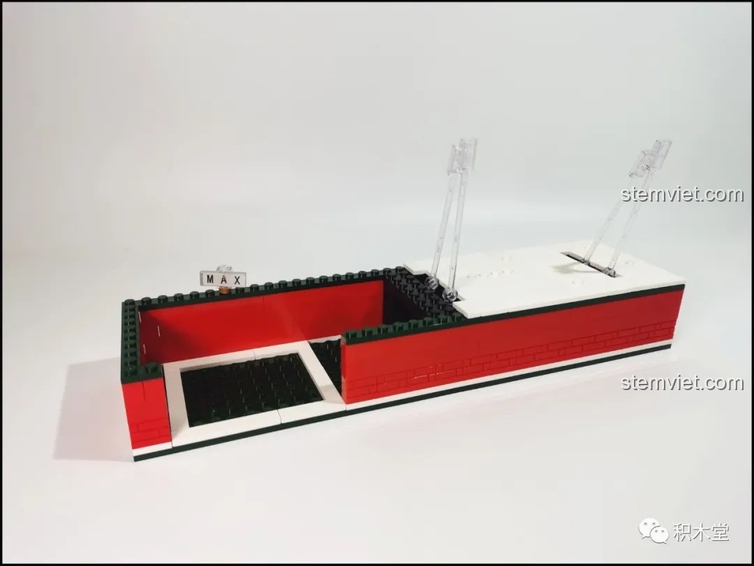 Phần đế và cơ chế lắc lư của bộ Forange FC6003 đã hoàn thành, tạo khung cho ngôi nhà Giáng Sinh.