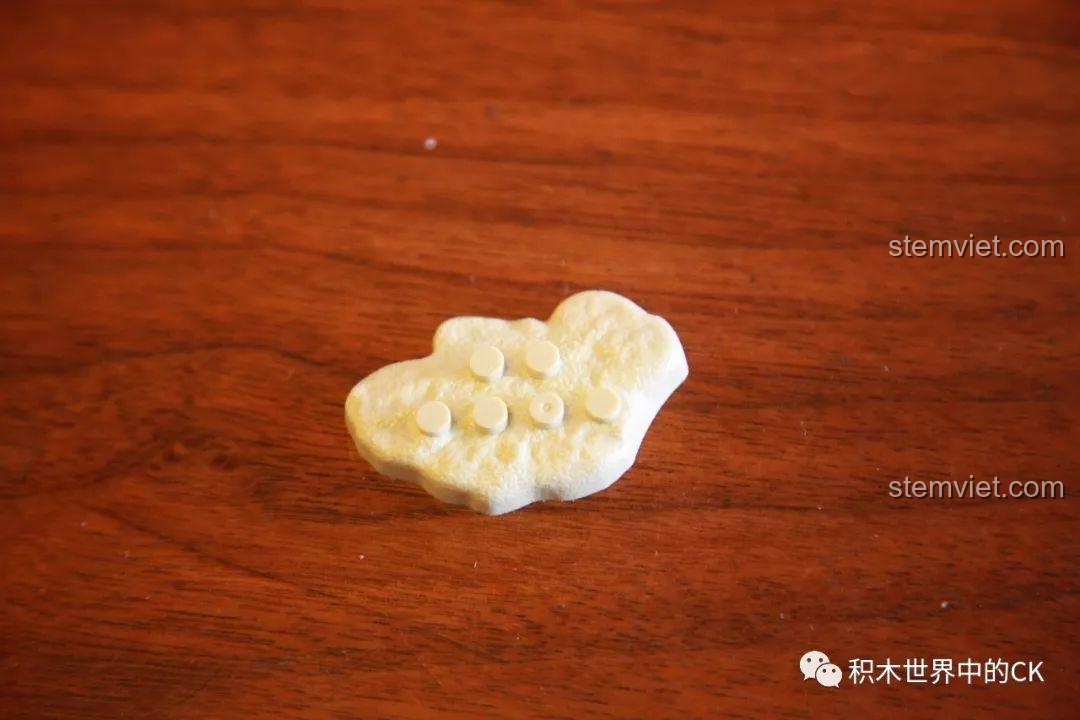 Đế đứng độc đáo hình chiến hào của minifigure Senbao, chi tiết này giúp tăng tính chân thực và khả năng trưng bày cho bộ đồ chơi lắp ráp.