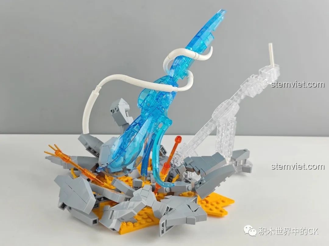 Cận cảnh phần đế hiệu ứng dung nham và đất đá nứt vỡ của bộ lắp ráp Mega Charizard X K20216.