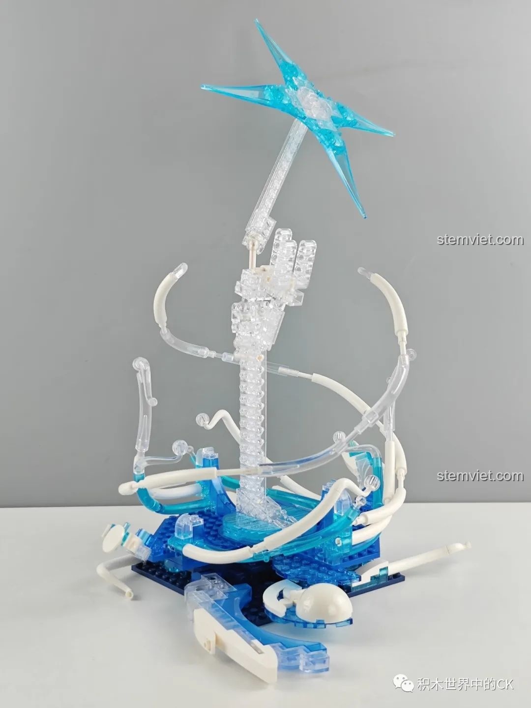 Đế hiệu ứng nước của mô hình Greninja K20215 đã hoàn thành với các chi tiết sóng nước uốn lượn đẹp mắt.