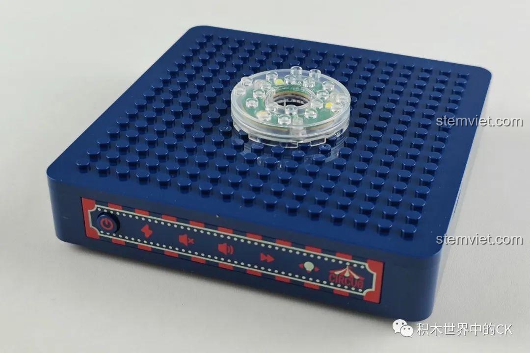 Đế hộp nhạc thông minh của JAKI JK1366 với module đèn LED và loa tích hợp, là trái tim của mô hình. Cảm nhận JAKI JK1366 Mô hình hộp nhạc tinh tú.