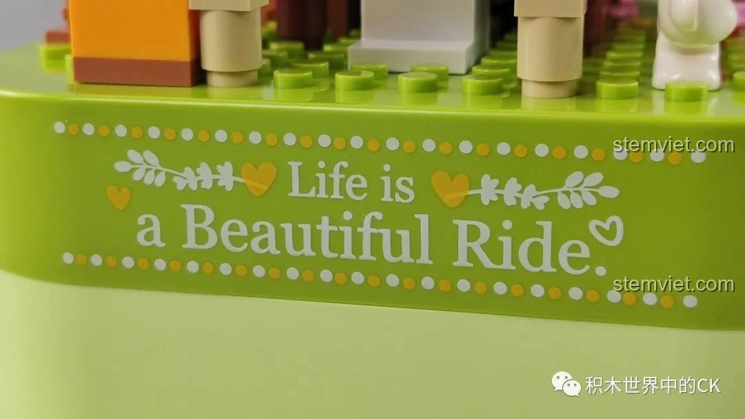 Chi tiết dòng chữ 'Life is a Beautiful Ride' trên đế hộp nhạc vòng quay kỳ diệu JAKI