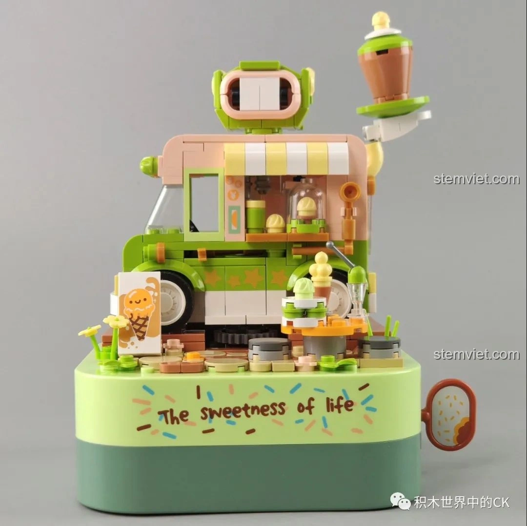 Chi tiết dòng chữ 'The sweetness of life' trên đế hộp nhạc xe kem ngọt ngào JK1605 JAKI