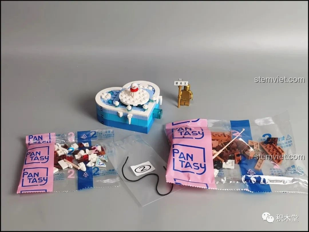 Phần đế của bộ lắp ráp Pantasy 61001 đã hoàn thành, cùng với các túi mảnh ghép số 2 và dây.