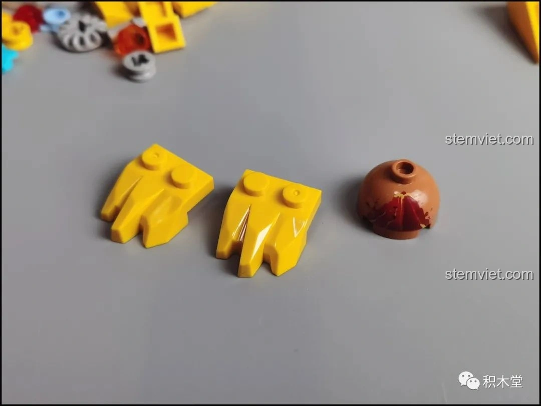 Phần đế màu vàng của bộ lắp ráp Pantasy Joyside 61003 cảnh quan không gian đang được lắp ráp.