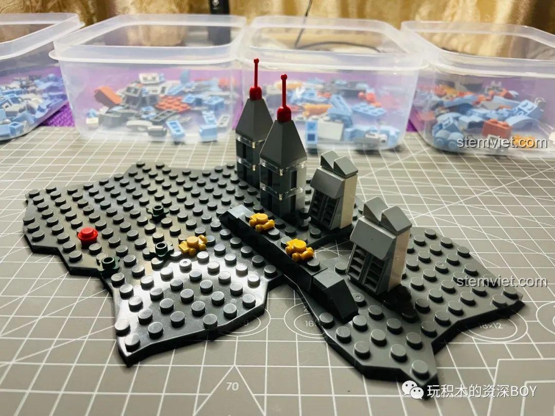 Đế lắp ráp của bộ đồ chơi xây dựng Sembo 108516 Quái Vật Baltan đang được hoàn thiện, tạo bối cảnh cho mô hình.