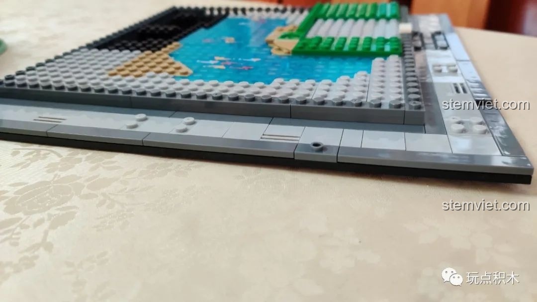 Góc nhìn nghiêng cho thấy tấm đế của bộ WOMA C9123 hơi bị cong nhẹ sau khi lắp các lớp gạch đầu tiên.