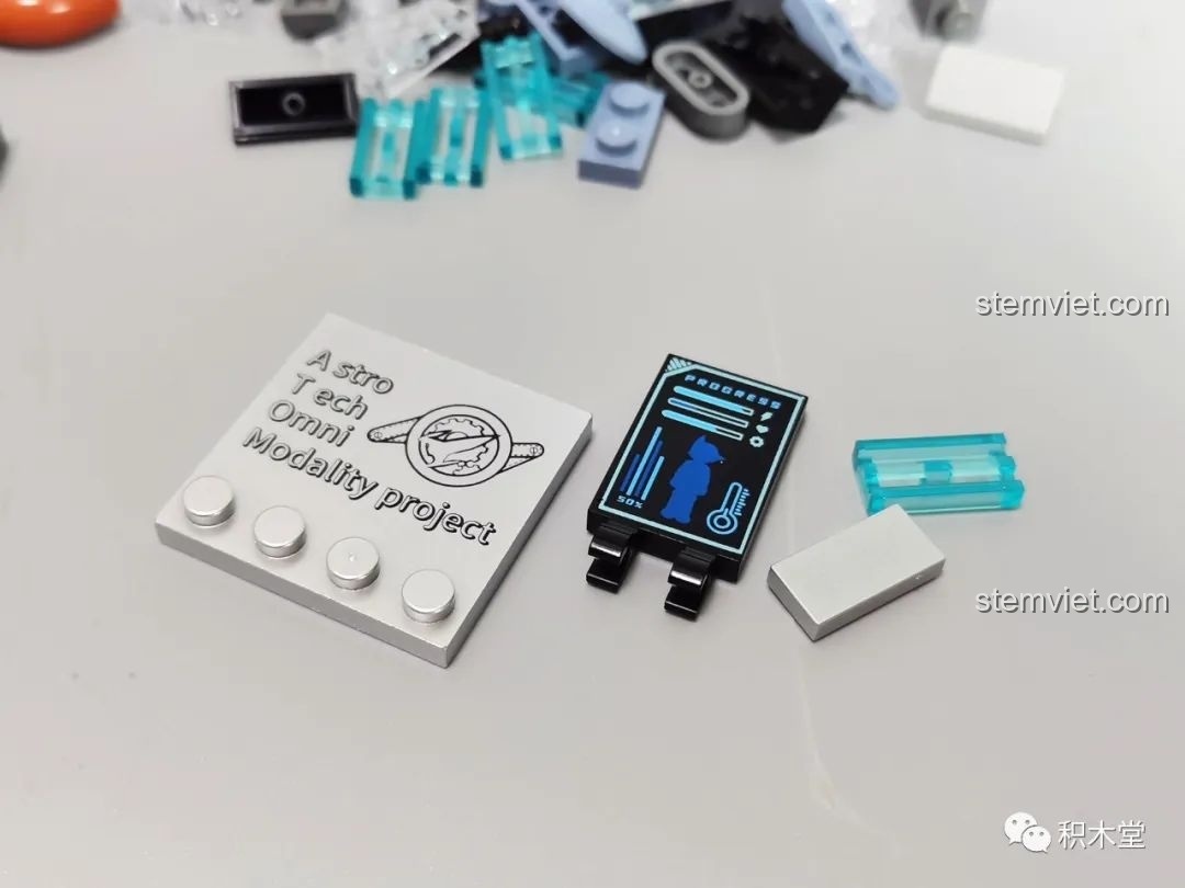 Phần đế của bộ Pantasy Astro Boy 86205 đã lắp xong và được bật đèn LED xanh dương.