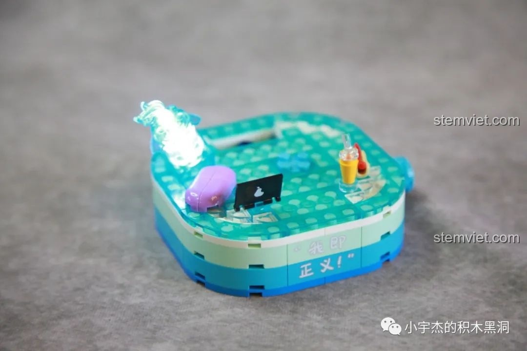 Phần đế SEMBO 613114 với đèn LED màu trắng được bật sáng, tạo hiệu ứng tia nước phát sáng.