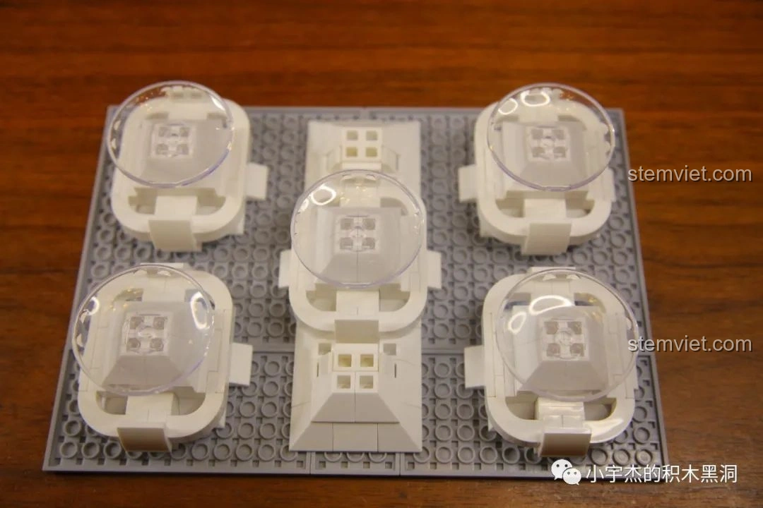 Phần đế của bộ lắp ráp Sluban M38-B0935 Vân Tiêu Bảo Điện đã hoàn thiện với các điểm hỗ trợ vững chắc.