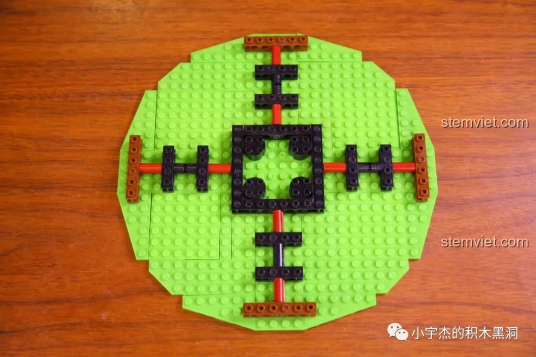 Phần đế tròn màu xanh lá của bộ lắp ráp Sluban M38-B0936 Thanh Long Các đang được xây dựng.