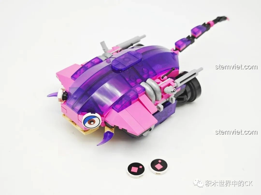 Đế trưng bày chắc chắn của mô hình Cá Đuối Zhe Gao 662001, với các chi tiết biểu tượng biển sâu.