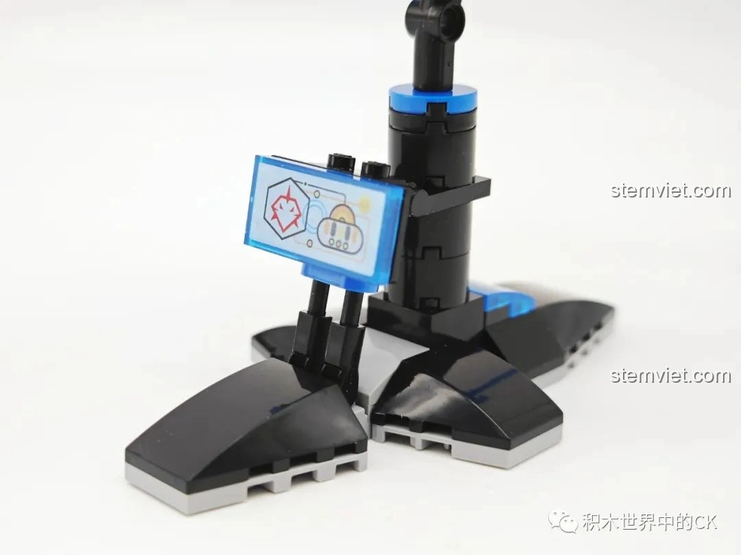 Đế trưng bày chắc chắn của mô hình Cá Mập Zhe Gao 662001, với các chi tiết biểu tượng biển sâu.