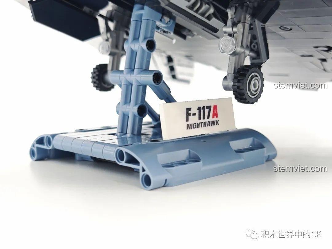 Cận cảnh đế trưng bày của bộ lắp ráp Oanh tạc cơ F-117A Nighthawk, có in tên sản phẩm F-117A Nighthawk.