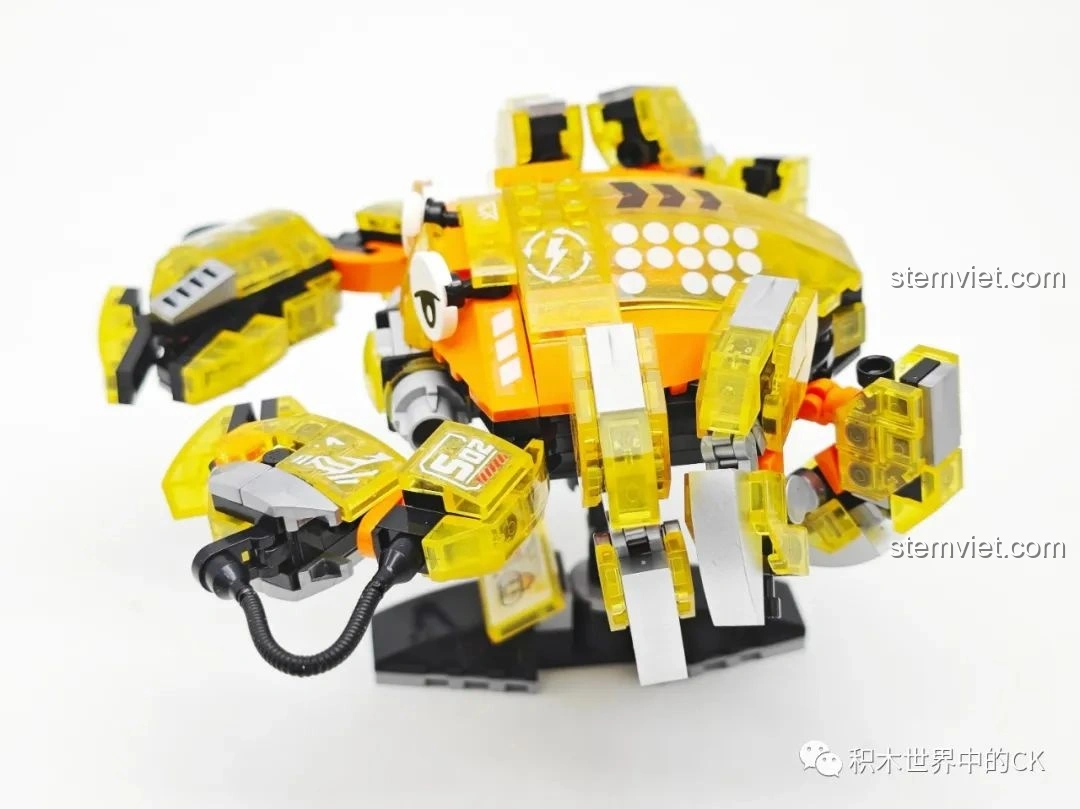 Đế trưng bày chắc chắn của mô hình Cua Zhe Gao 662001, với các chi tiết biểu tượng biển sâu.