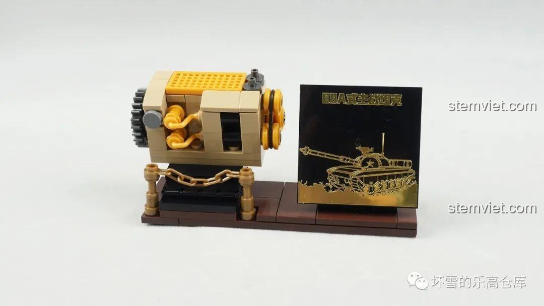 Đế trưng bày riêng biệt dành cho động cơ của mô hình xe tăng 88A Sembo 203127, kèm theo bảng tên, tăng giá trị sưu tầm.