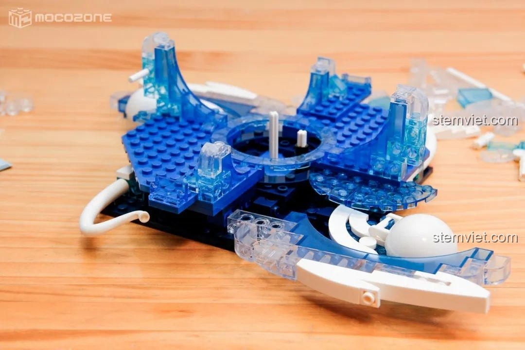 Đế trưng bày hiệu ứng nước của bộ lắp ráp Pokémon Greninja gần hoàn thiện, thiết kế đối xứng độc đáo.