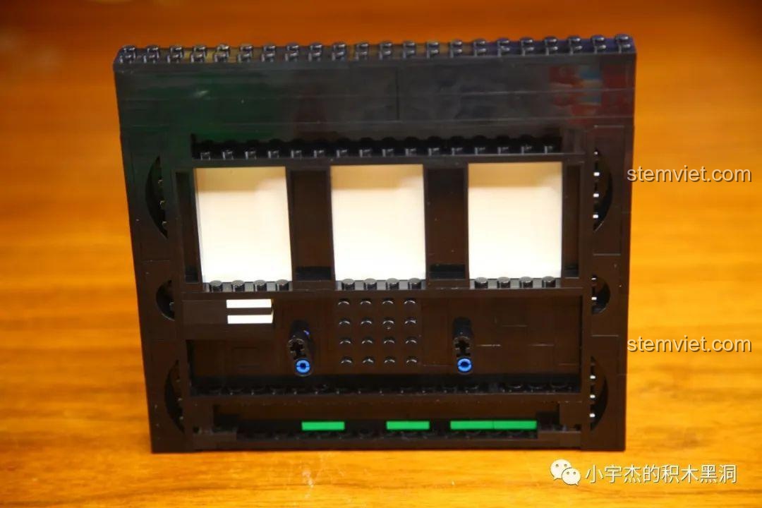 Phần đế trưng bày của mô hình Teemo K Box 10302 đã hoàn thành, có chỗ dán decal tên sản phẩm.