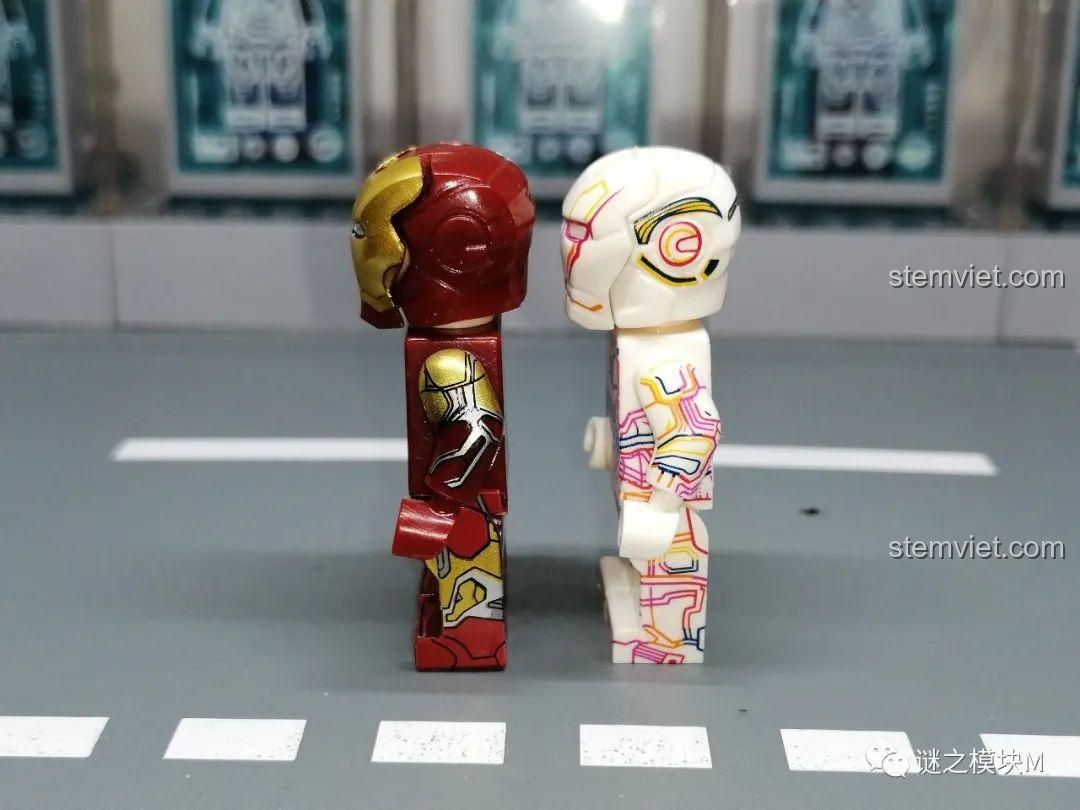 Đế trưng bày đi kèm mô hình mini KF6145 của Kopf.