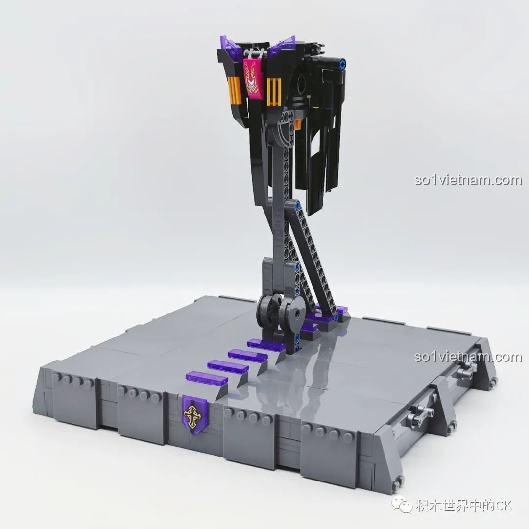 Phần đế trưng bày của robot Mecha JIESTAR 67010 dần hoàn thiện với các chi tiết trang trí màu tím, tăng tính thẩm mỹ.