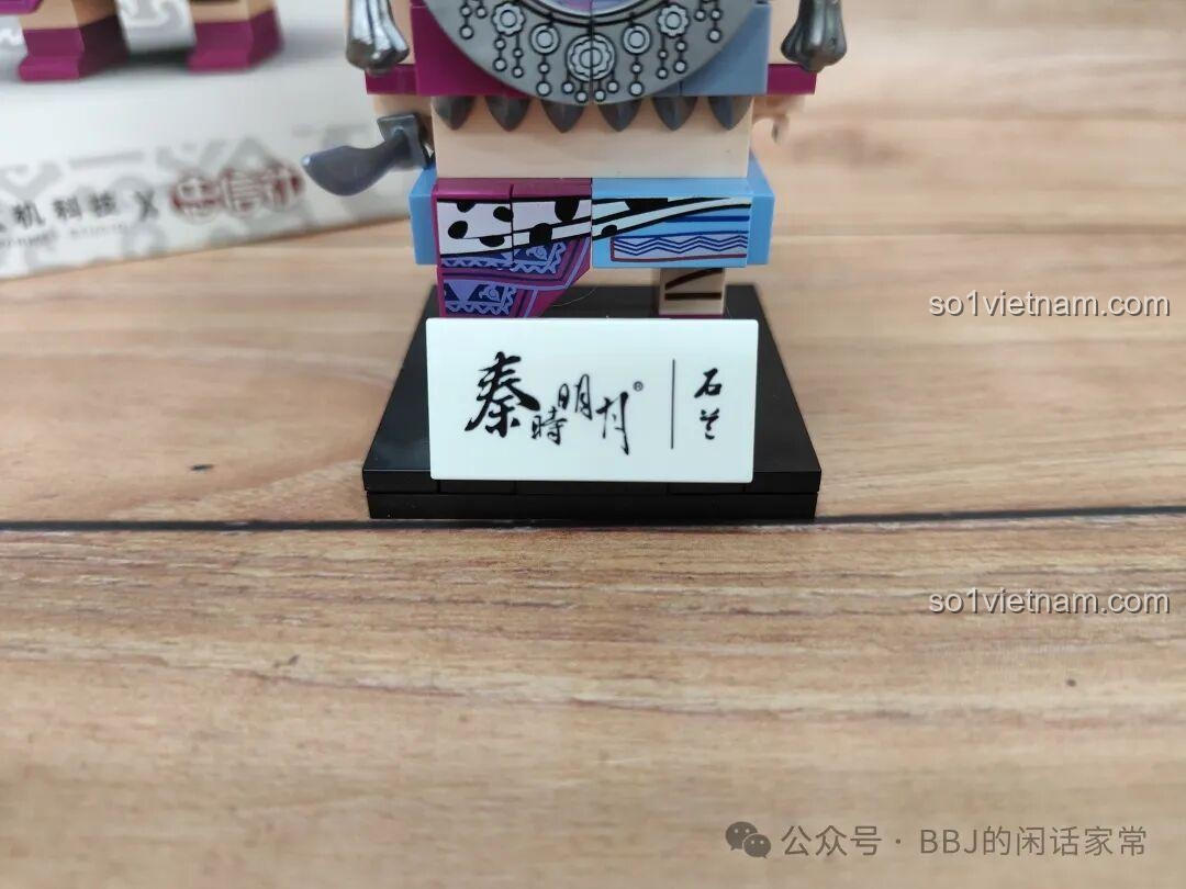 Cận cảnh đế trưng bày của mô hình Thạch Lan Zhongxin She 12001 với tên nhân vật