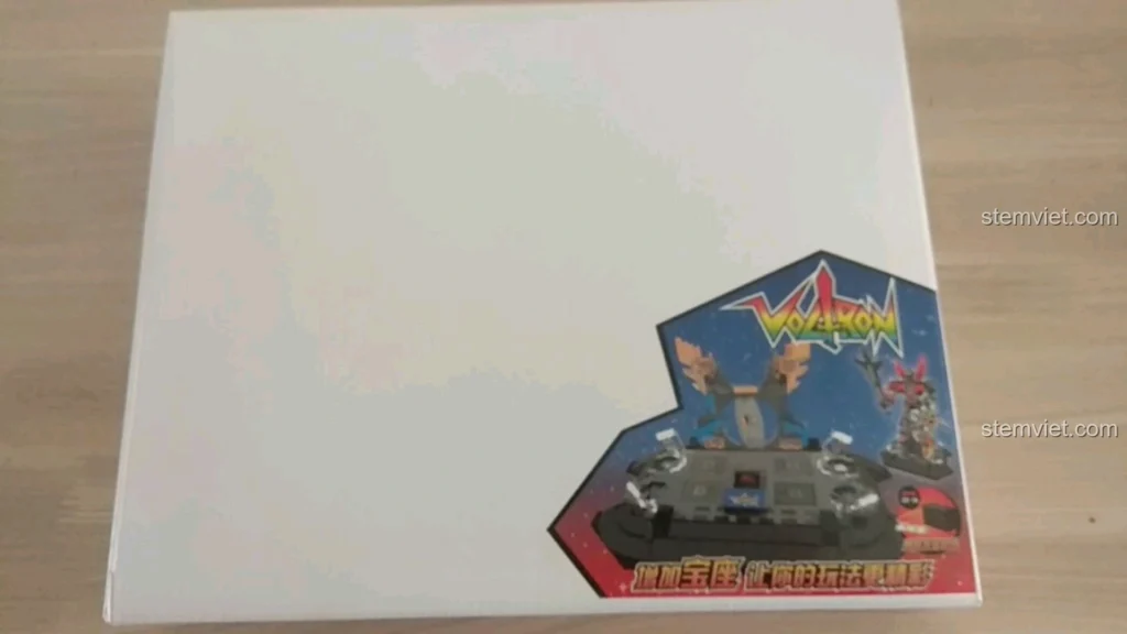 Hộp ngoài của bộ lắp ráp Đế Trưng Bày Voltron Bách Thú Vương SY 1130, đơn giản với logo Voltron nổi bật.