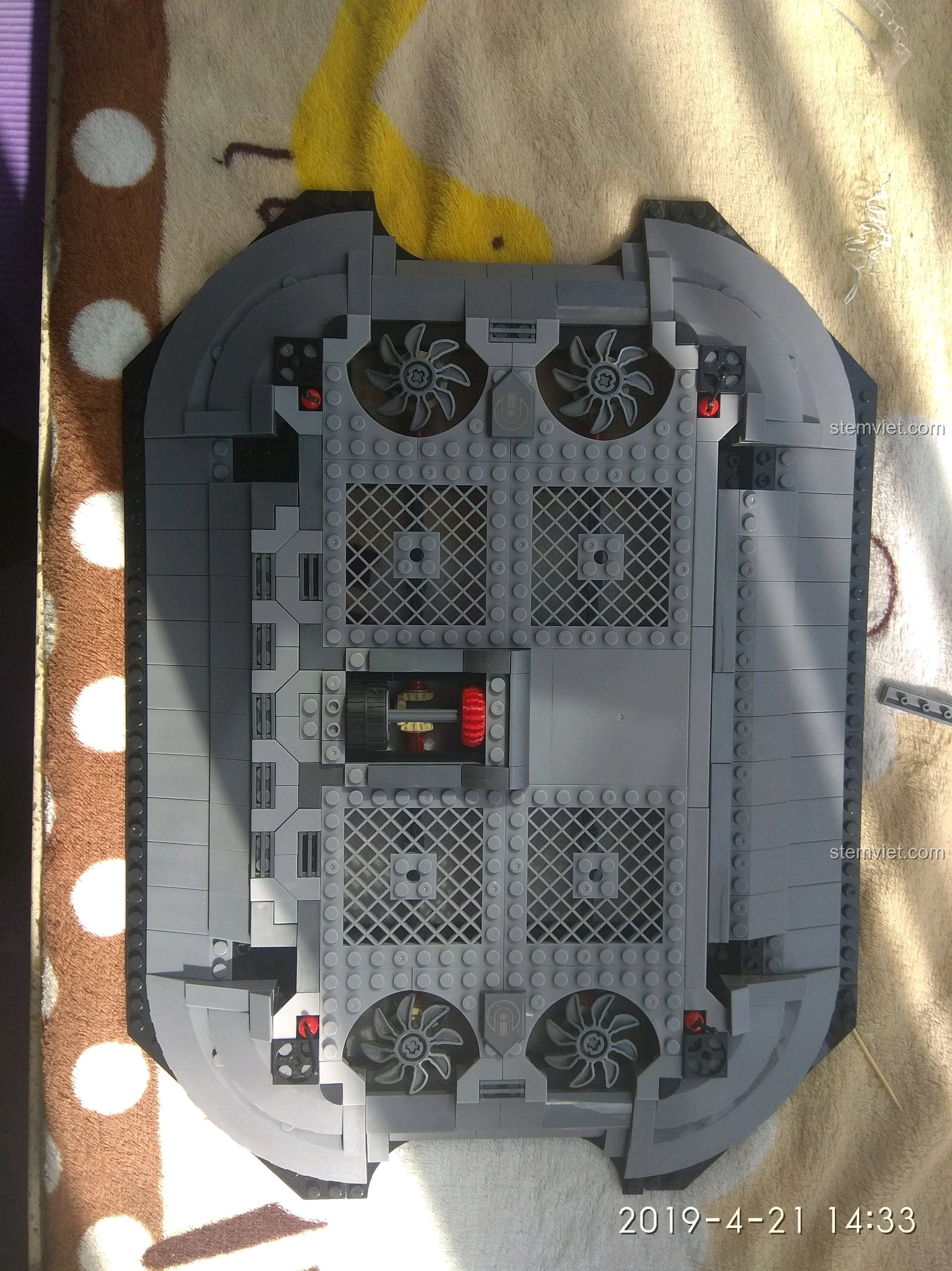 Đế Trưng Bày Voltron Bách Thú Vương SY 1130 đã hoàn thành với đèn LED sáng rực, trưng bày một chú sư tử.