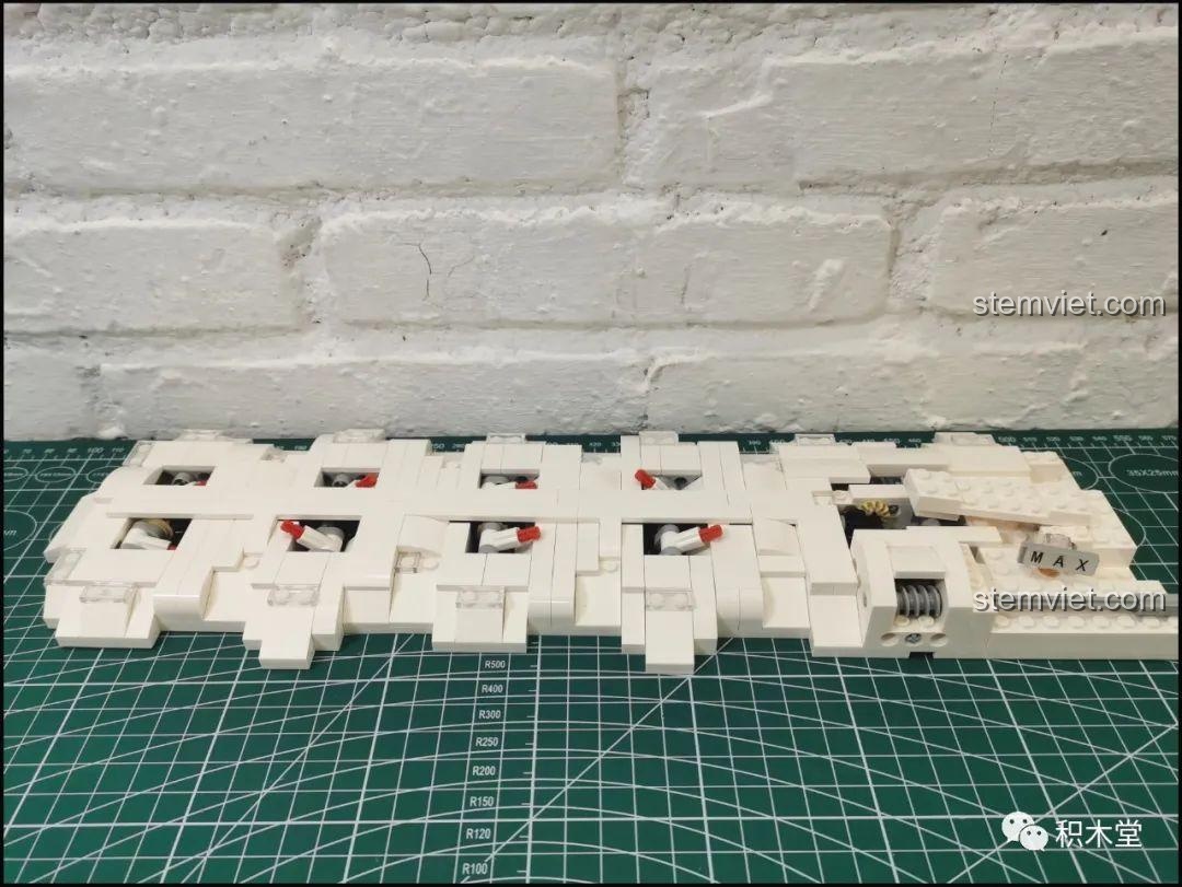 Toàn cảnh phần đế tuyết đã hoàn thành của mô hình Xe Trượt Tuyết Của Ông Già Noel, cho thấy chiều dài ấn tượng.