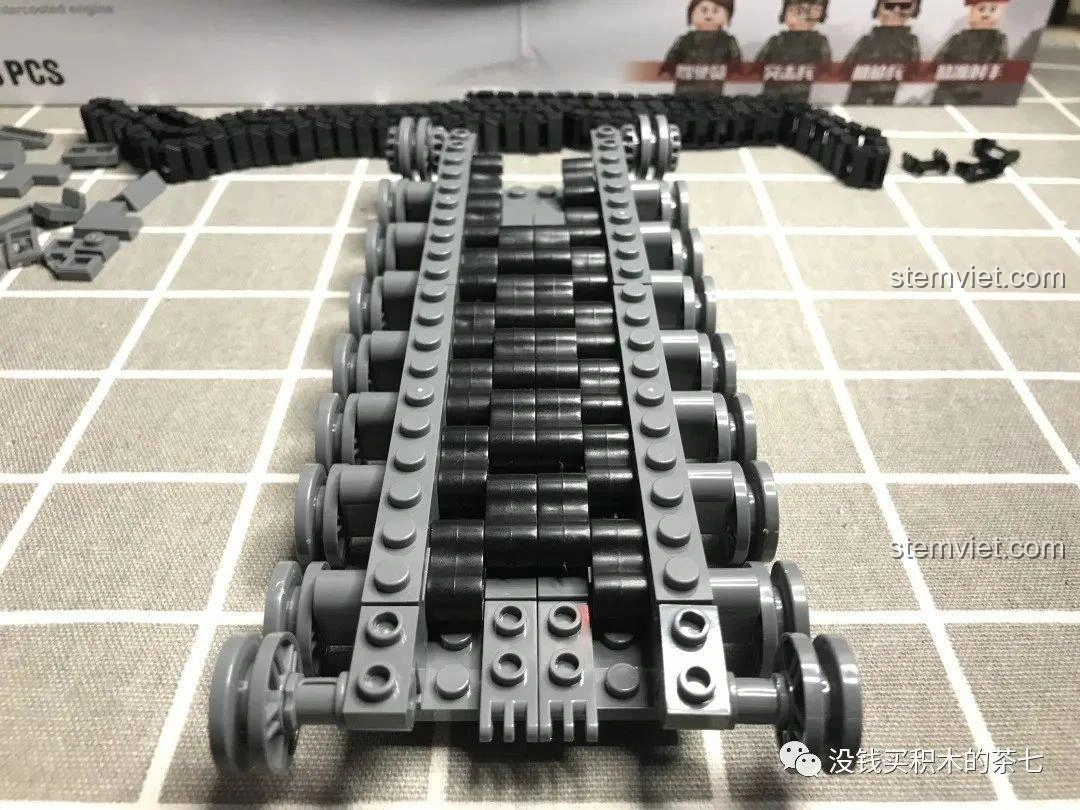 Phần đế xe tăng Jiazhi 0104 với xích đã được lắp, cho thấy sự tiến bộ trong quá trình xây dựng.