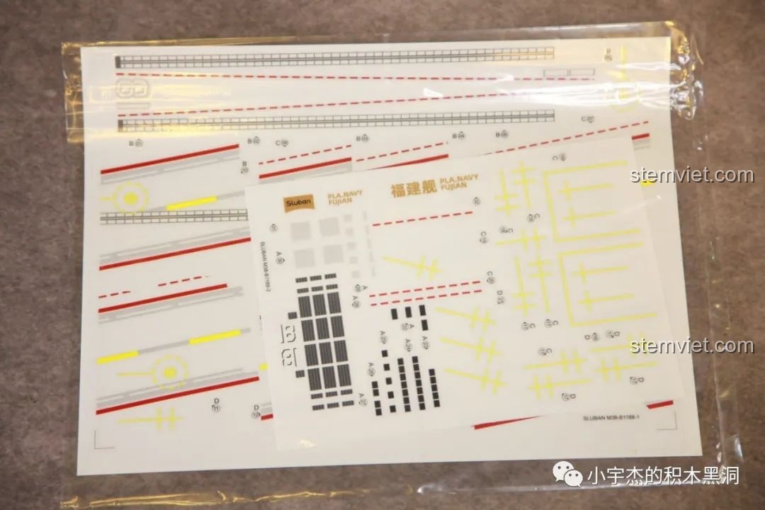 Hai tấm decal chuyển nhiệt lớn với các đường kẻ và ký hiệu cho mô hình Tàu Sân Bay Phúc Kiến Sluban M38-B1188.