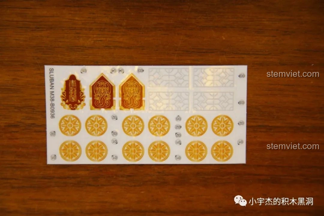 Tấm decal chuyển nhiệt với các họa tiết trang trí màu vàng và trắng cho bộ lắp ráp Sluban Thanh Long Các.