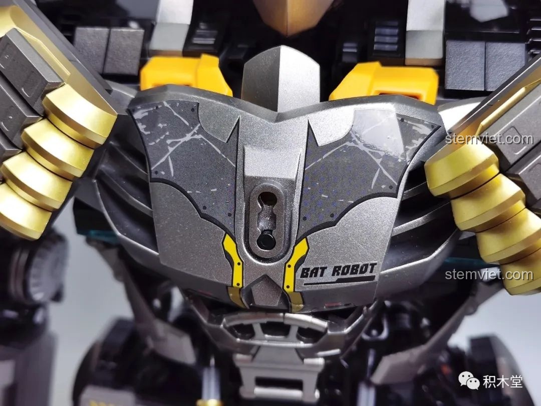 Cận cảnh giáp ngực của Robot Batmech Hạng Nặng với decal chuyển logo Batman và chữ Bat Robot.