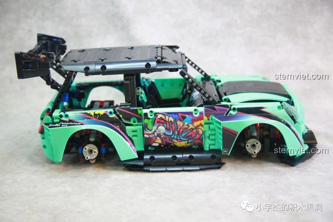 Cận cảnh decal graffiti trên cửa xe của mô hình K-Box 10505, làm nổi bật vẻ ngoài của xe.