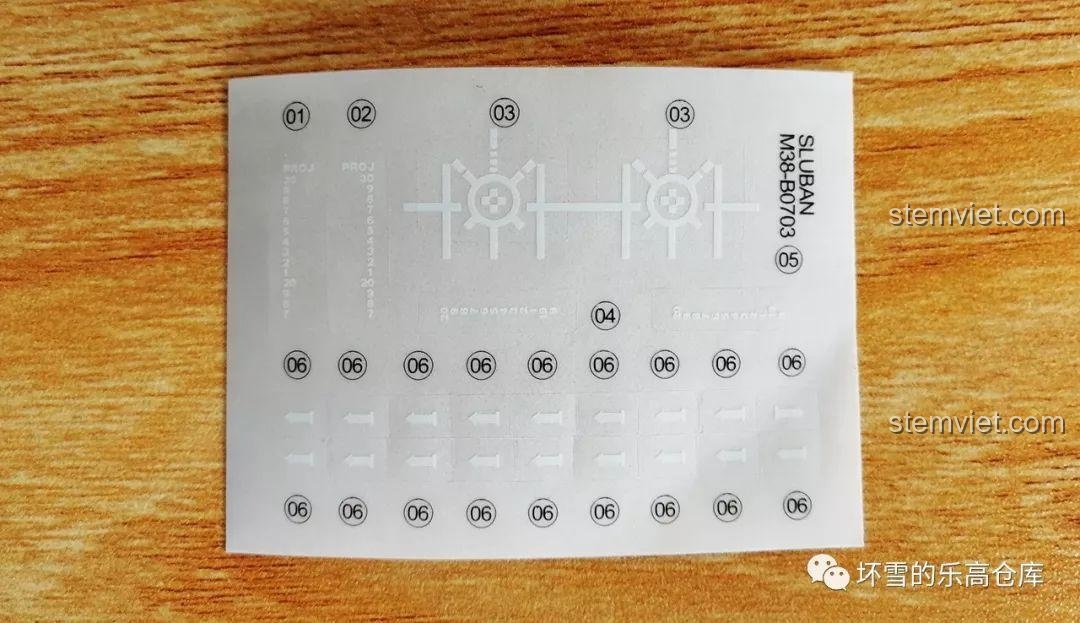 Tấm decal trong suốt đi kèm bộ lắp ráp tàu ngầm Sluban M38-B0703, với các ký hiệu và hướng dẫn dán.