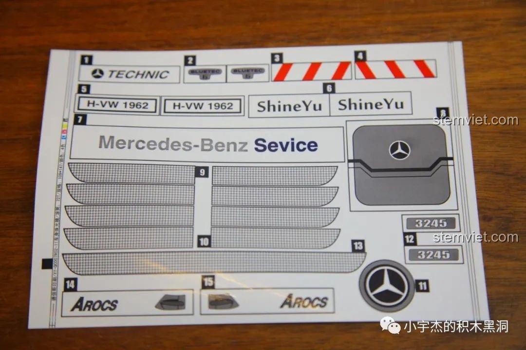 Bộ decal Mercedes-Benz nguyên bản đi kèm bộ lắp ghép ShineYU YC QC007, cho phép tùy chọn trang trí xe theo phong cách riêng.