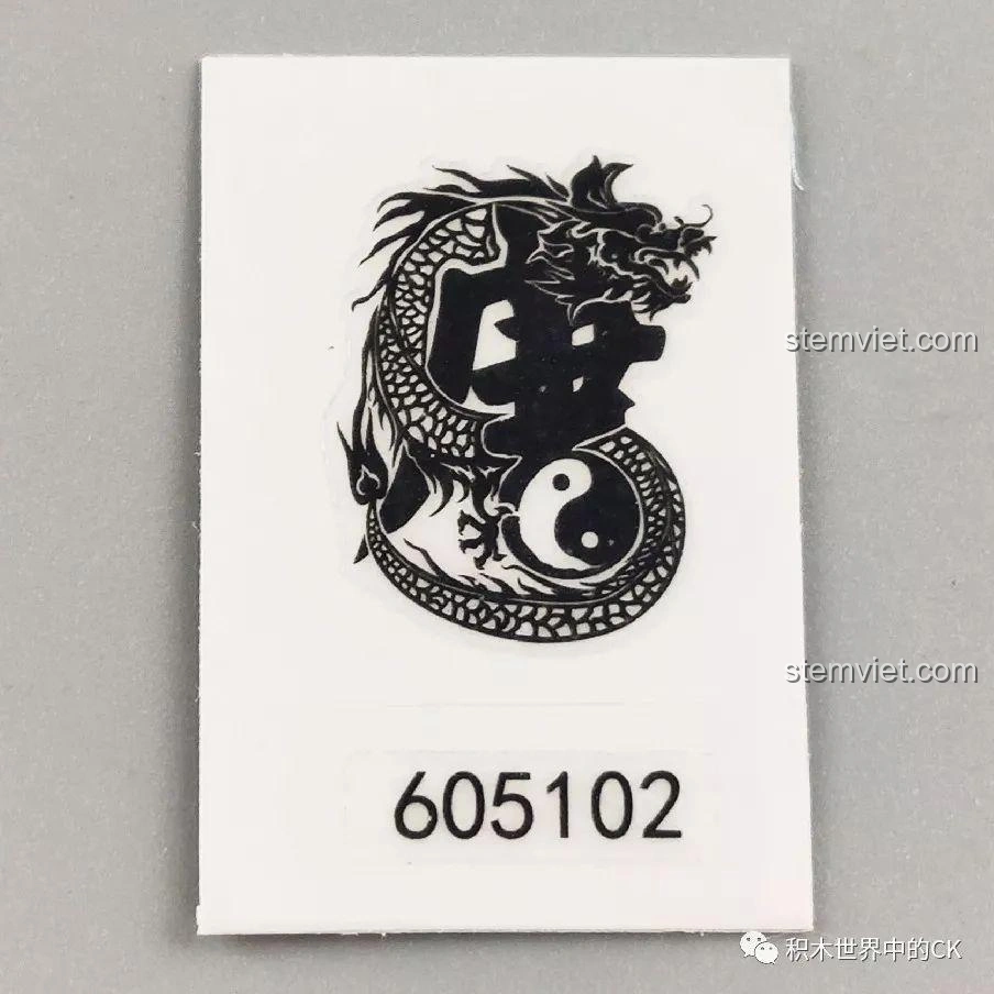 Tấm decal với hình rồng và biểu tượng âm dương cho bộ lắp ráp SEMBO 605102 Tầm Long Xích, tăng tính thẩm mỹ.