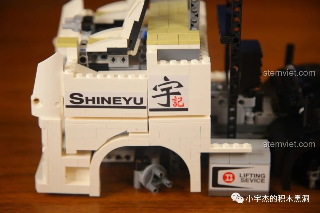 Decal ShineYU được dán lên thân xe của bộ đồ chơi mô hình Xe Đầu Kéo Điều Khiển Từ Xa 007, tạo điểm nhấn thương hiệu.