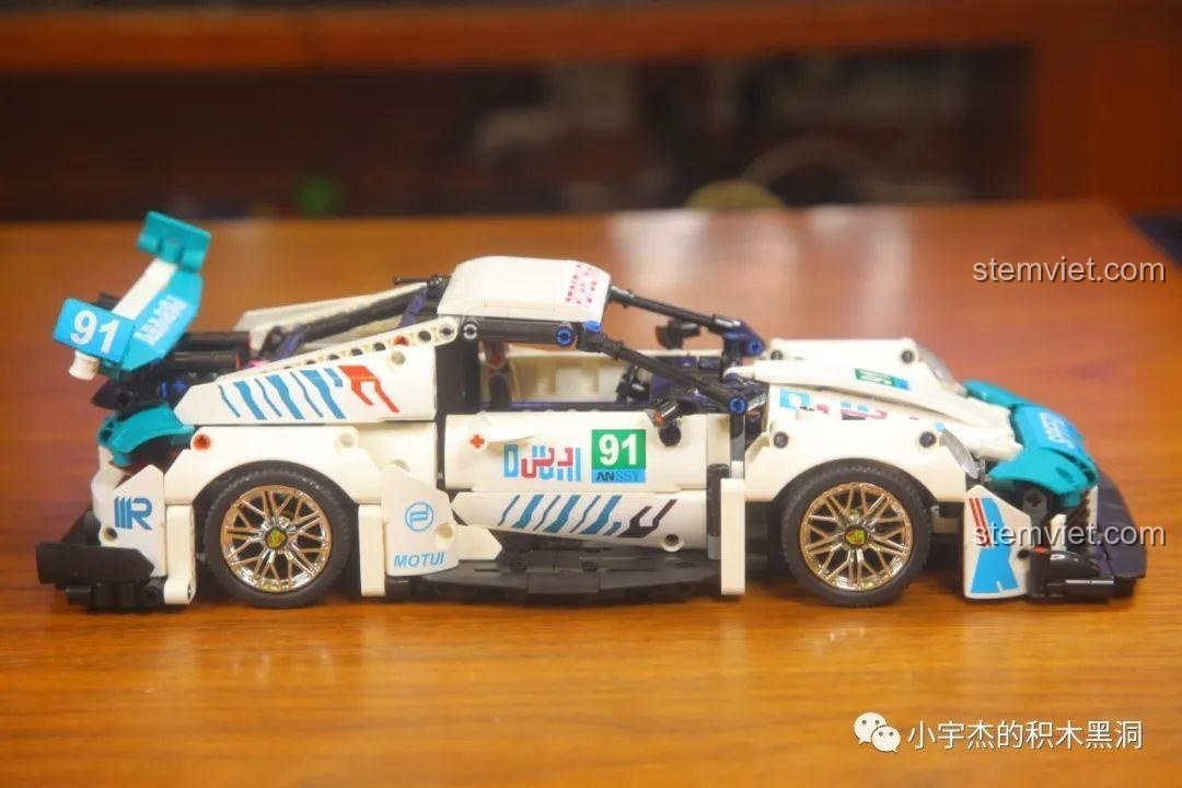 Góc nhìn ngang từ bên phải của mô hình xe đua Porsche 911 GT3 RS KBOX 10214.